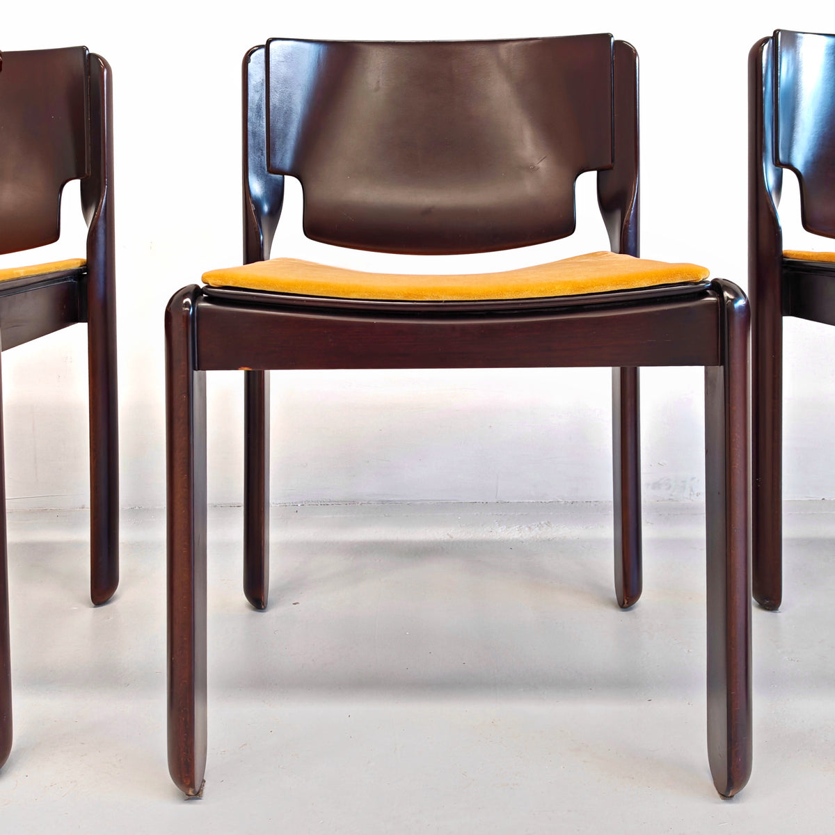 Ensemble de 4 chaises Modèle 122 Vico Magistretti pour Cassina, années 70