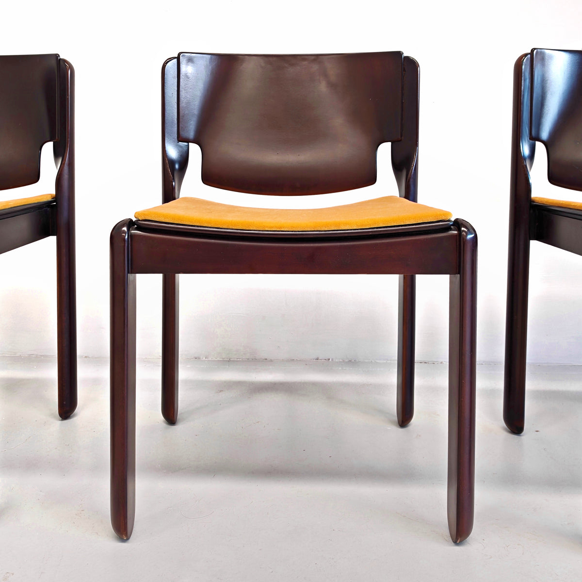 Ensemble de 4 chaises Modèle 122 Vico Magistretti pour Cassina, années 70