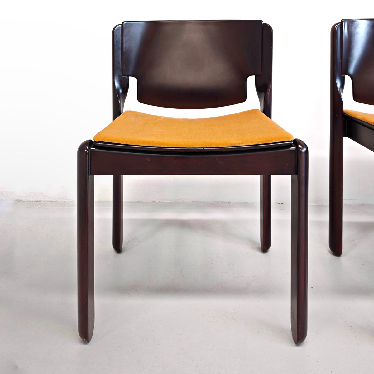 Ensemble de 4 chaises Modèle 122 Vico Magistretti pour Cassina, années 70