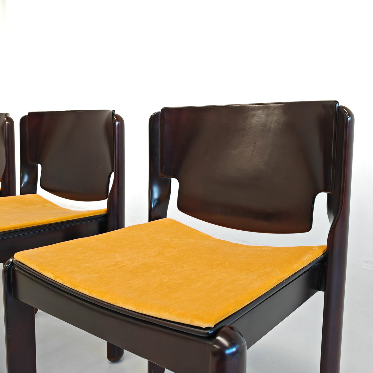 Ensemble de 4 chaises Modèle 122 Vico Magistretti pour Cassina, années 70