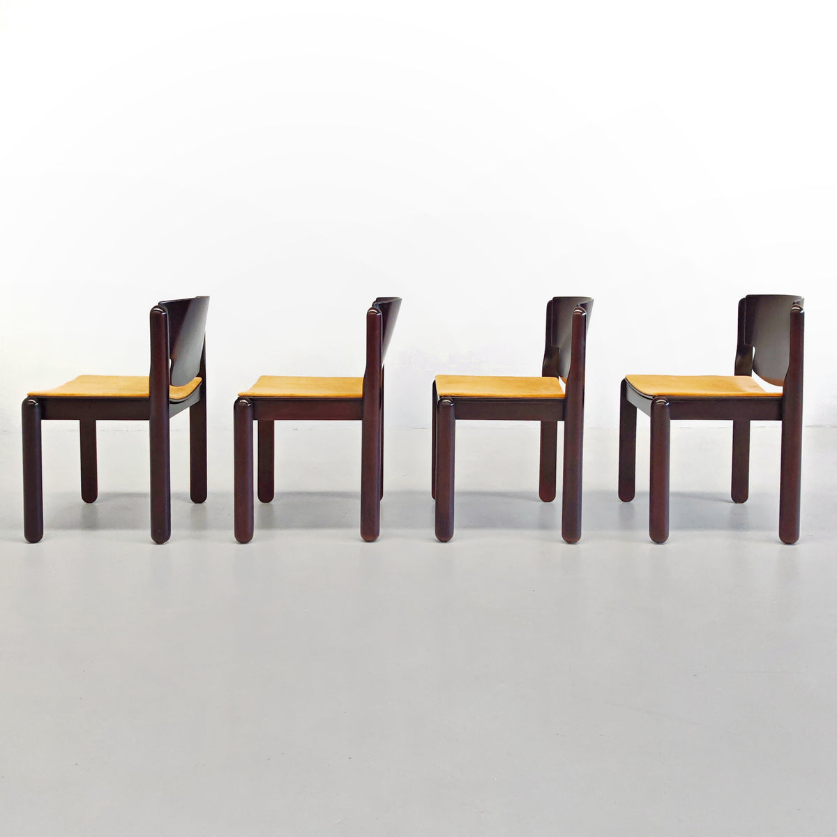 Ensemble de 4 chaises Modèle 122 Vico Magistretti pour Cassina, années 70