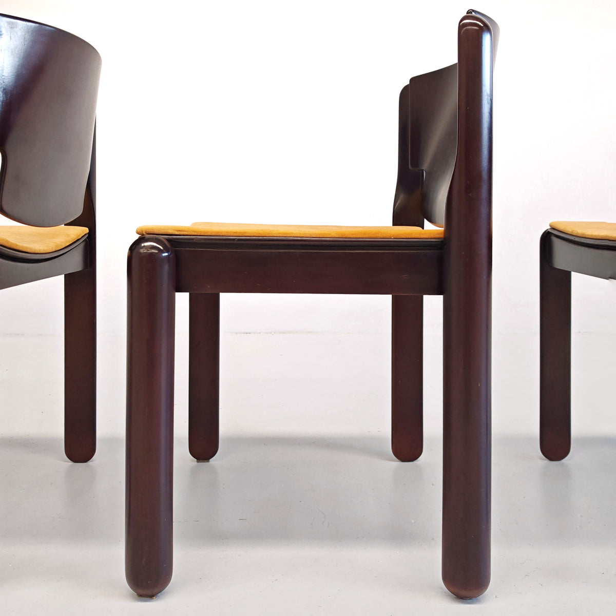 Ensemble de 4 chaises Modèle 122 Vico Magistretti pour Cassina, années 70