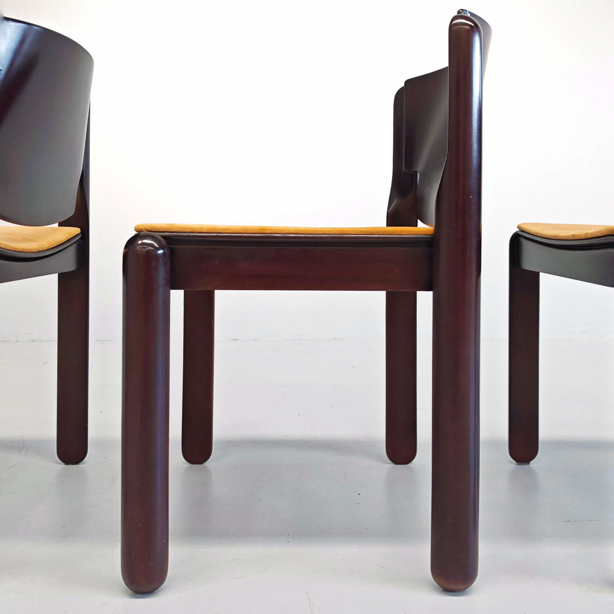 Ensemble de 4 chaises Modèle 122 Vico Magistretti pour Cassina, années 70