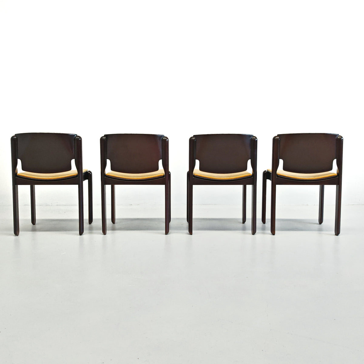 Ensemble de 4 chaises Modèle 122 Vico Magistretti pour Cassina, années 70