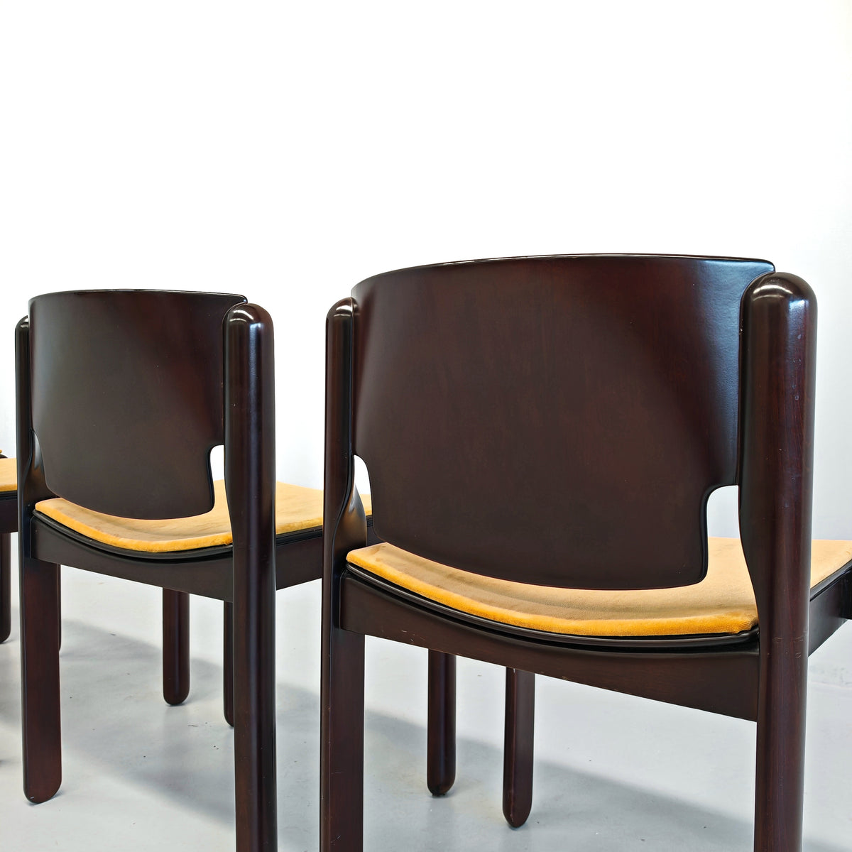 Ensemble de 4 chaises Modèle 122 Vico Magistretti pour Cassina, années 70
