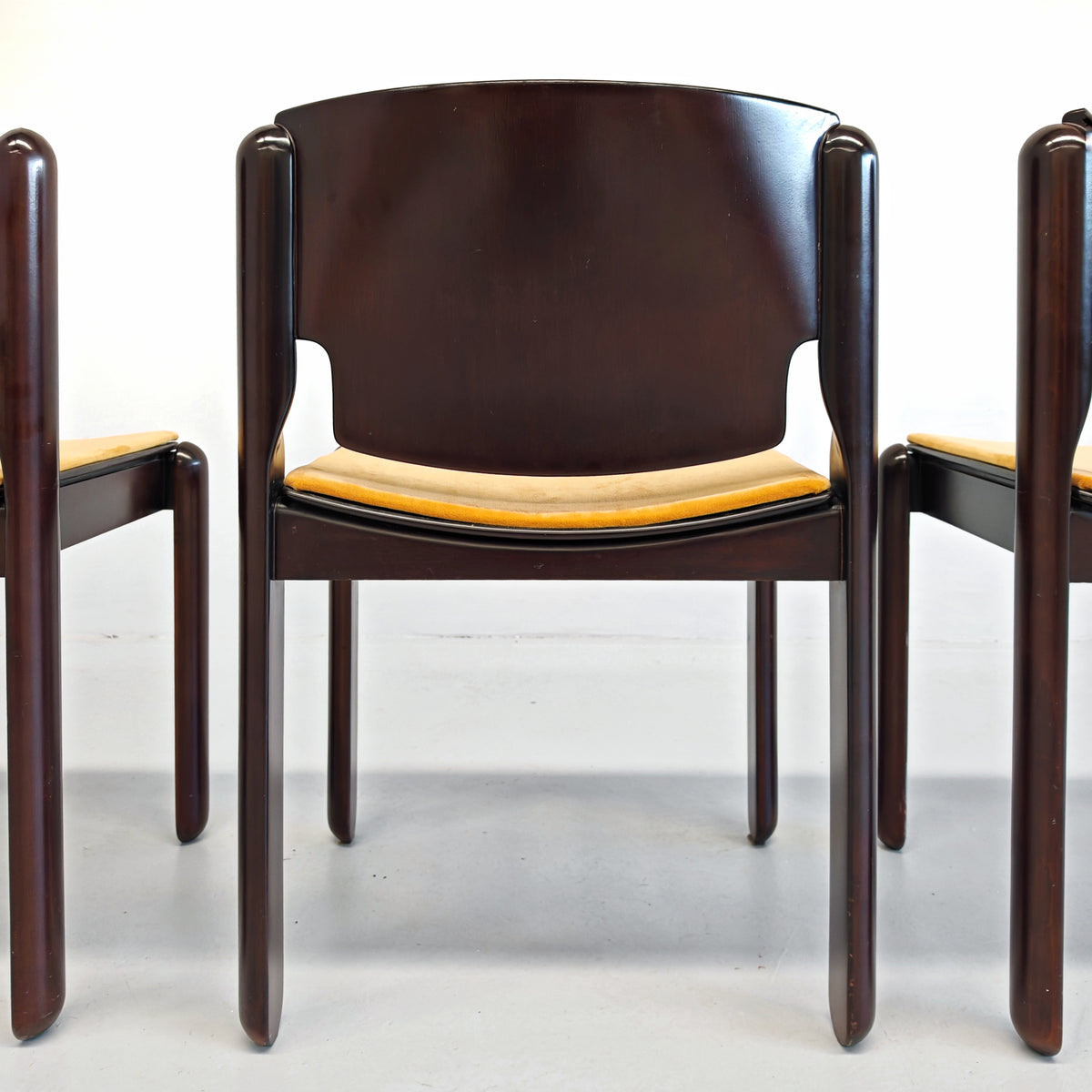 Ensemble de 4 chaises Modèle 122 Vico Magistretti pour Cassina, années 70