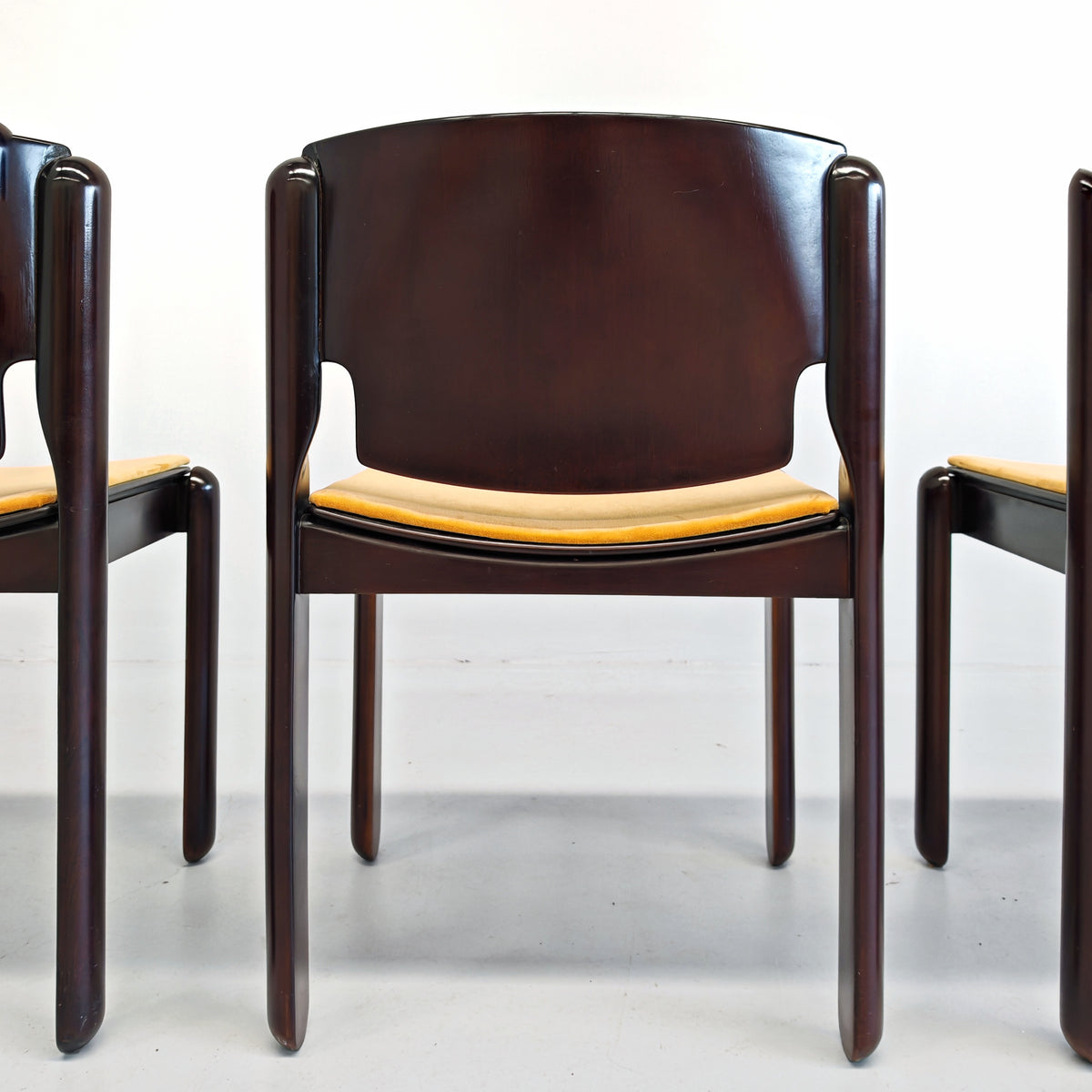 Ensemble de 4 chaises Modèle 122 Vico Magistretti pour Cassina, années 70