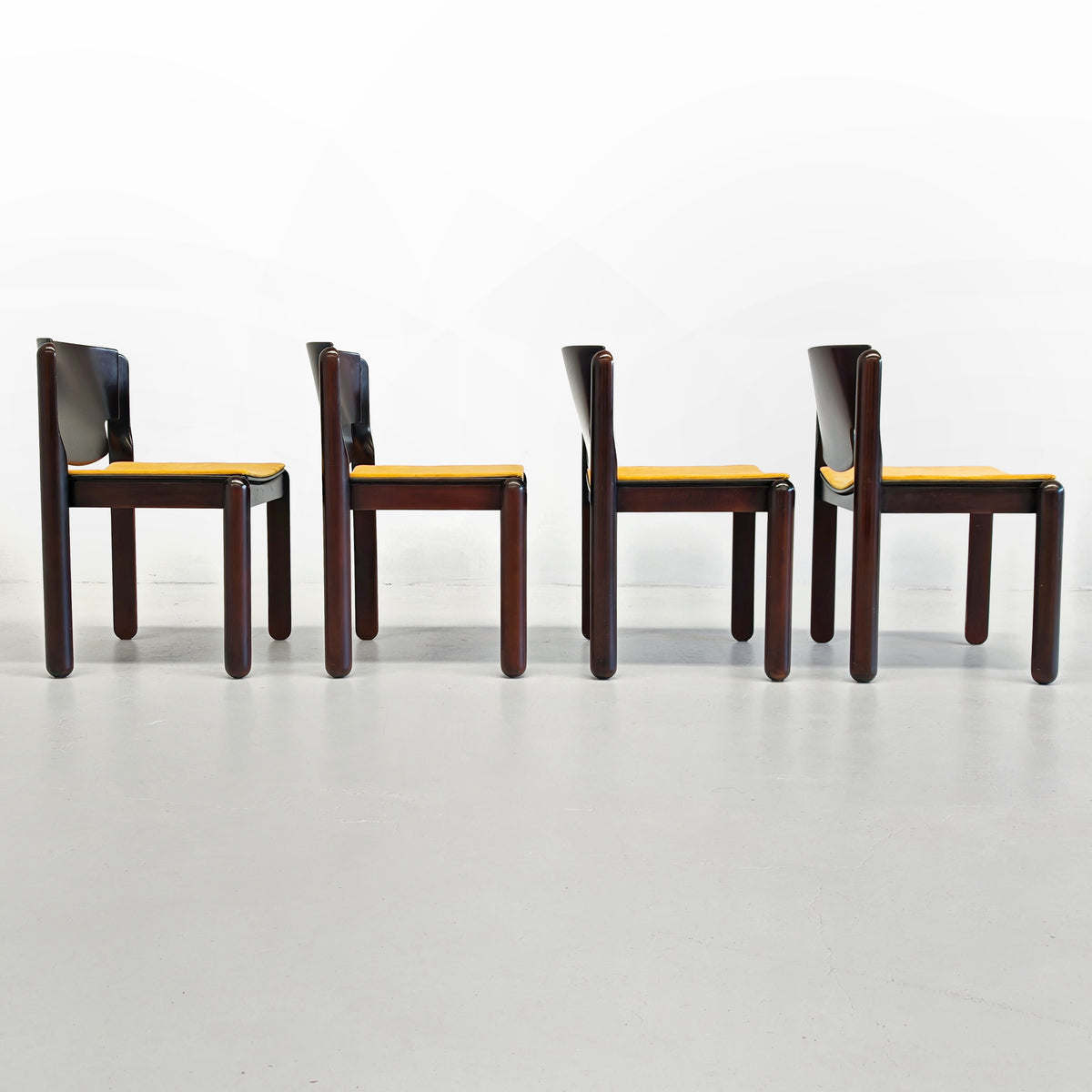 Ensemble de 4 chaises Modèle 122 Vico Magistretti pour Cassina, années 70
