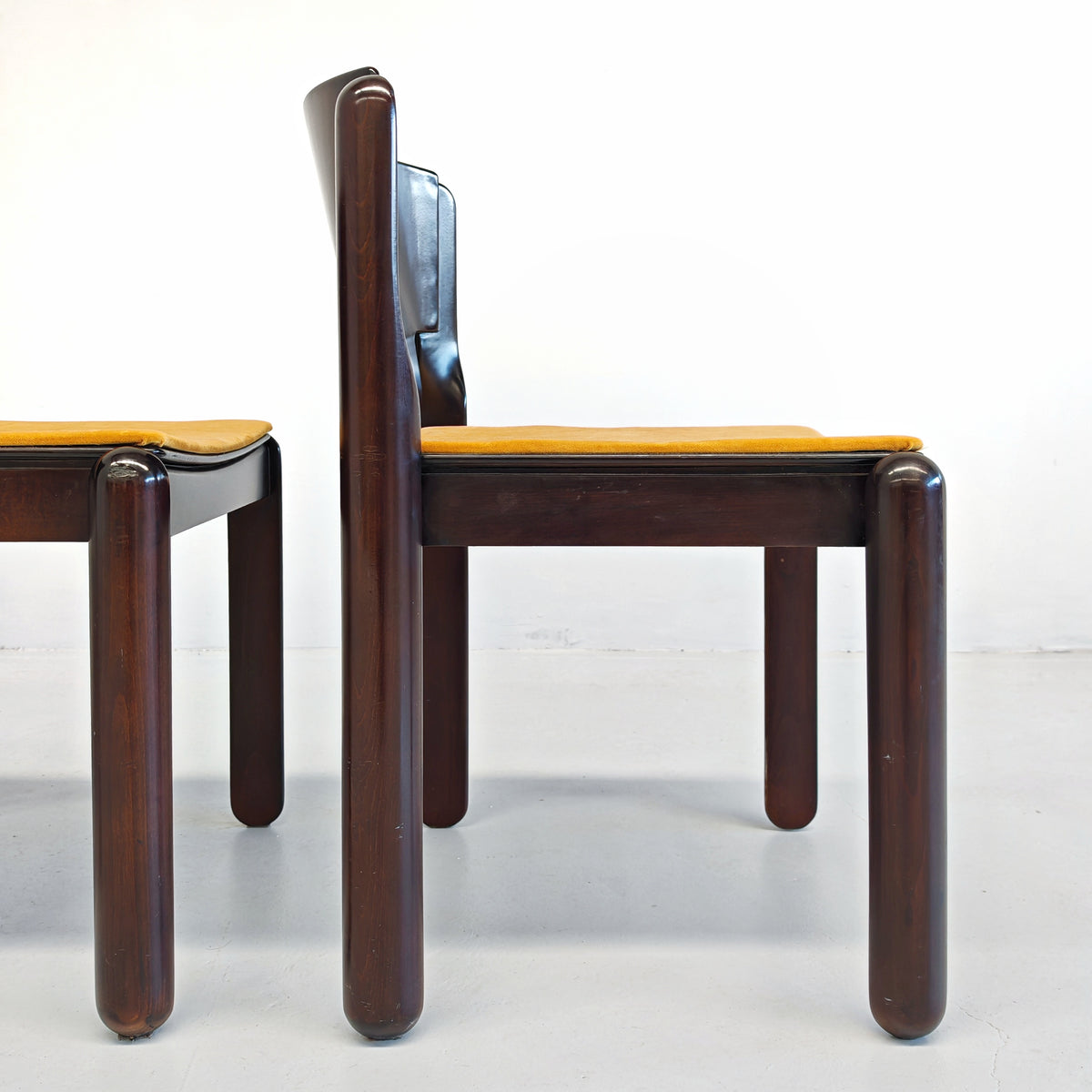 Ensemble de 4 chaises Modèle 122 Vico Magistretti pour Cassina, années 70