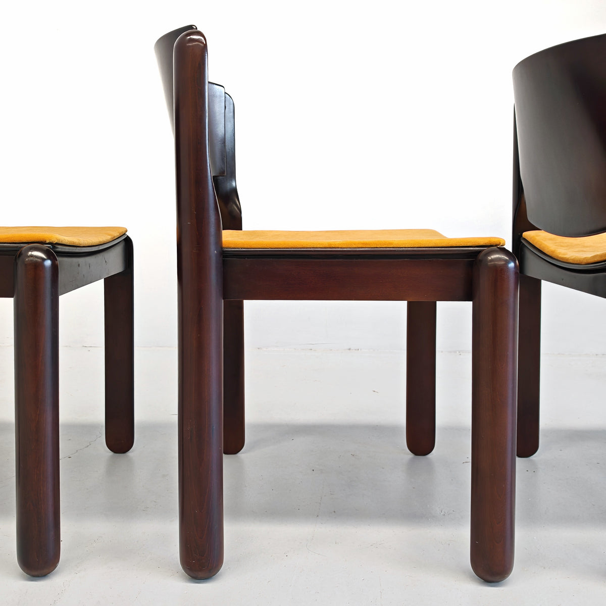Ensemble de 4 chaises Modèle 122 Vico Magistretti pour Cassina, années 70