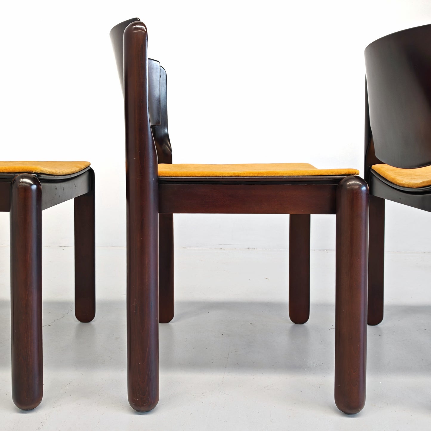 Set di 4 sedie Modello 122 Vico Magistretti per Cassina anni 70