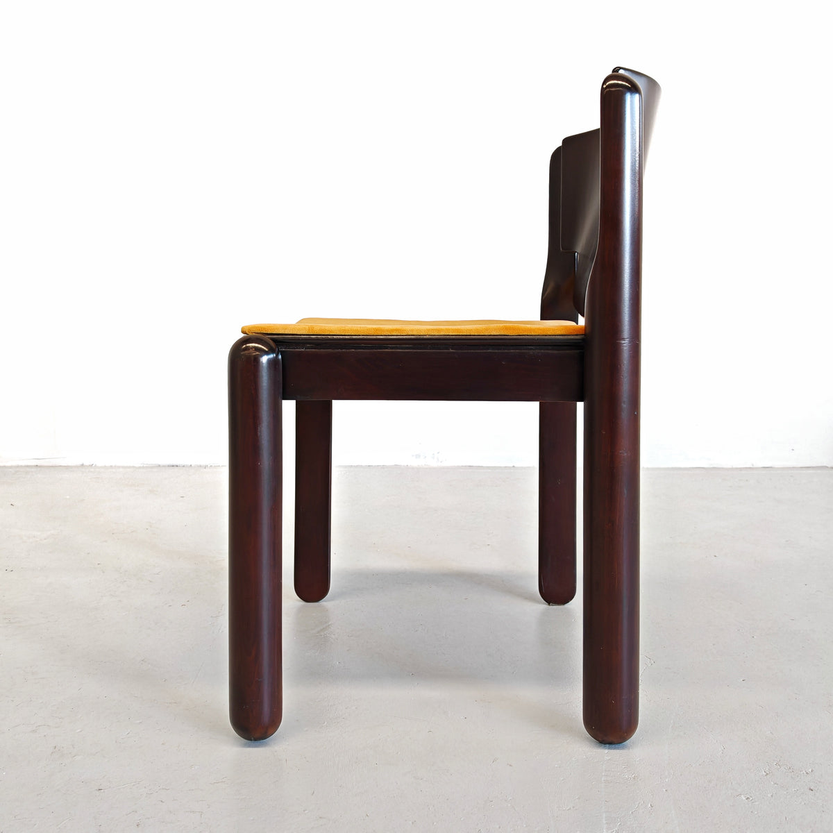 Ensemble de 4 chaises Modèle 122 Vico Magistretti pour Cassina, années 70