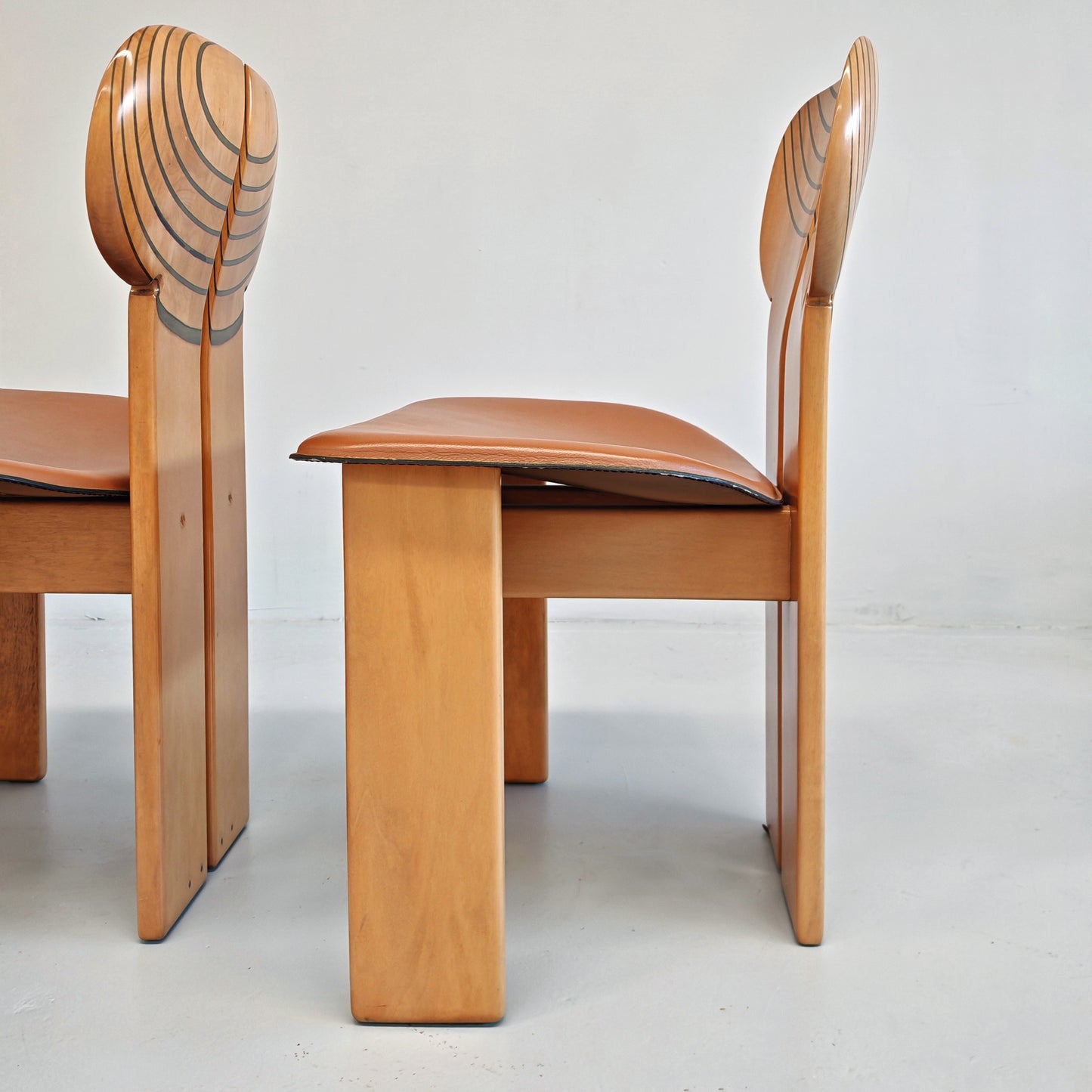 4 Sedie in noce chiaro e pelle modello Africa serie Artona Afra e Tobia Scarpa per Maxalto anni 70