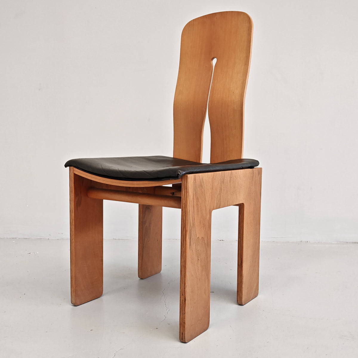Sedia in noce e pelle nera modello 765 Carlo scarpa per Bernini anni 70