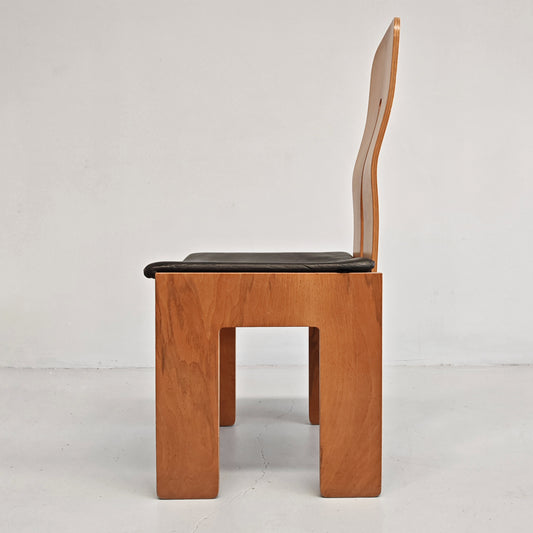 Sedia in noce e pelle nera modello 765 Carlo scarpa per Bernini anni 70