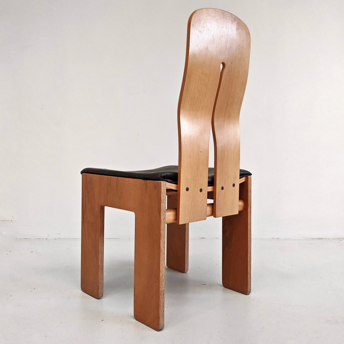 Sedia in noce e pelle nera modello 765 Carlo scarpa per Bernini anni 70