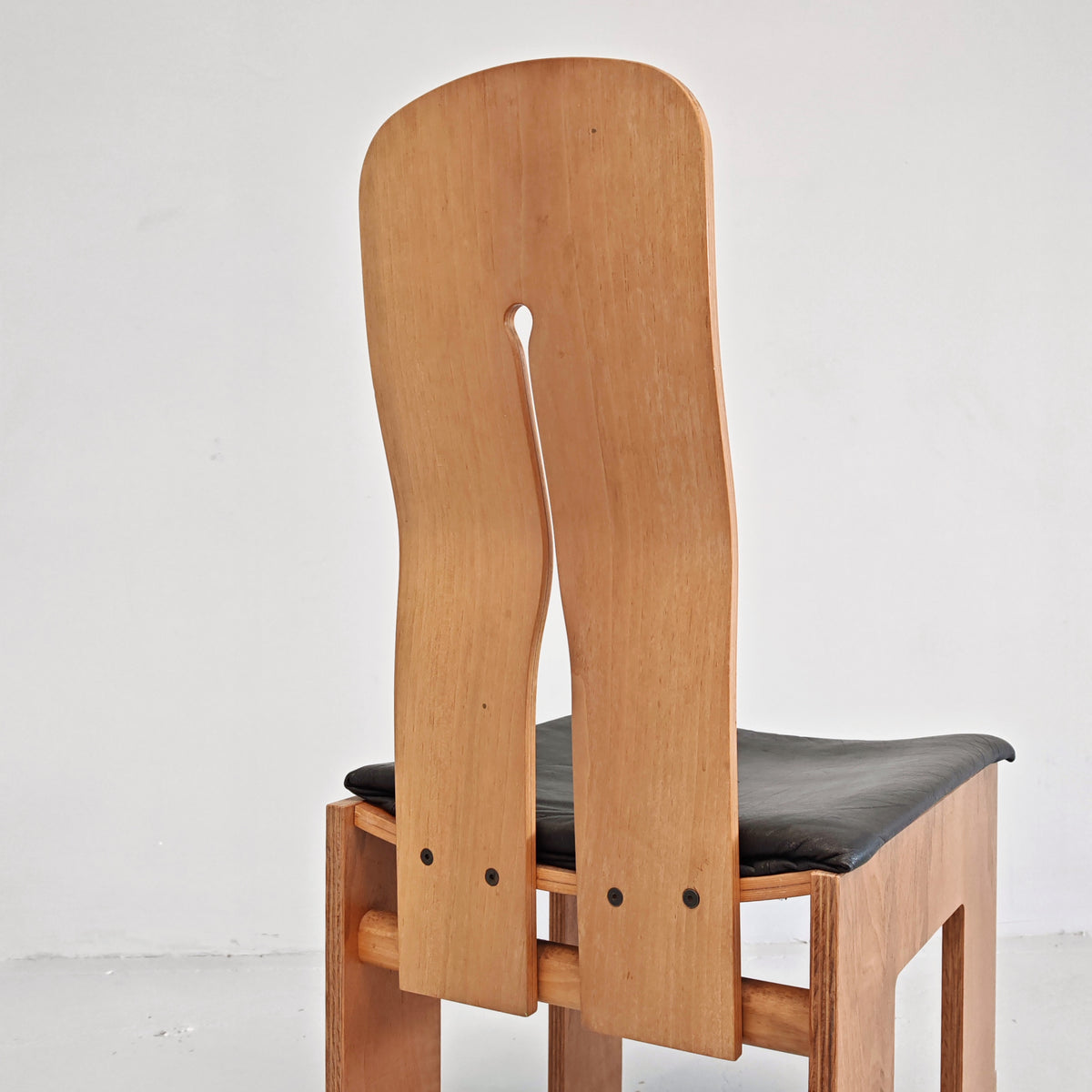 Sedia in noce e pelle nera modello 765 Carlo scarpa per Bernini anni 70