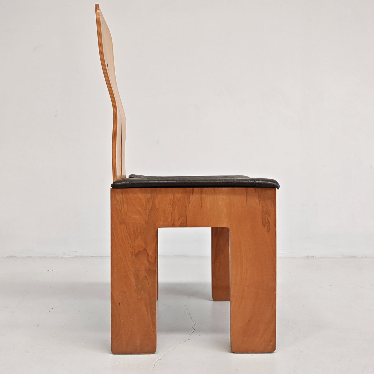 Sedia in noce e pelle nera modello 765 Carlo scarpa per Bernini anni 70