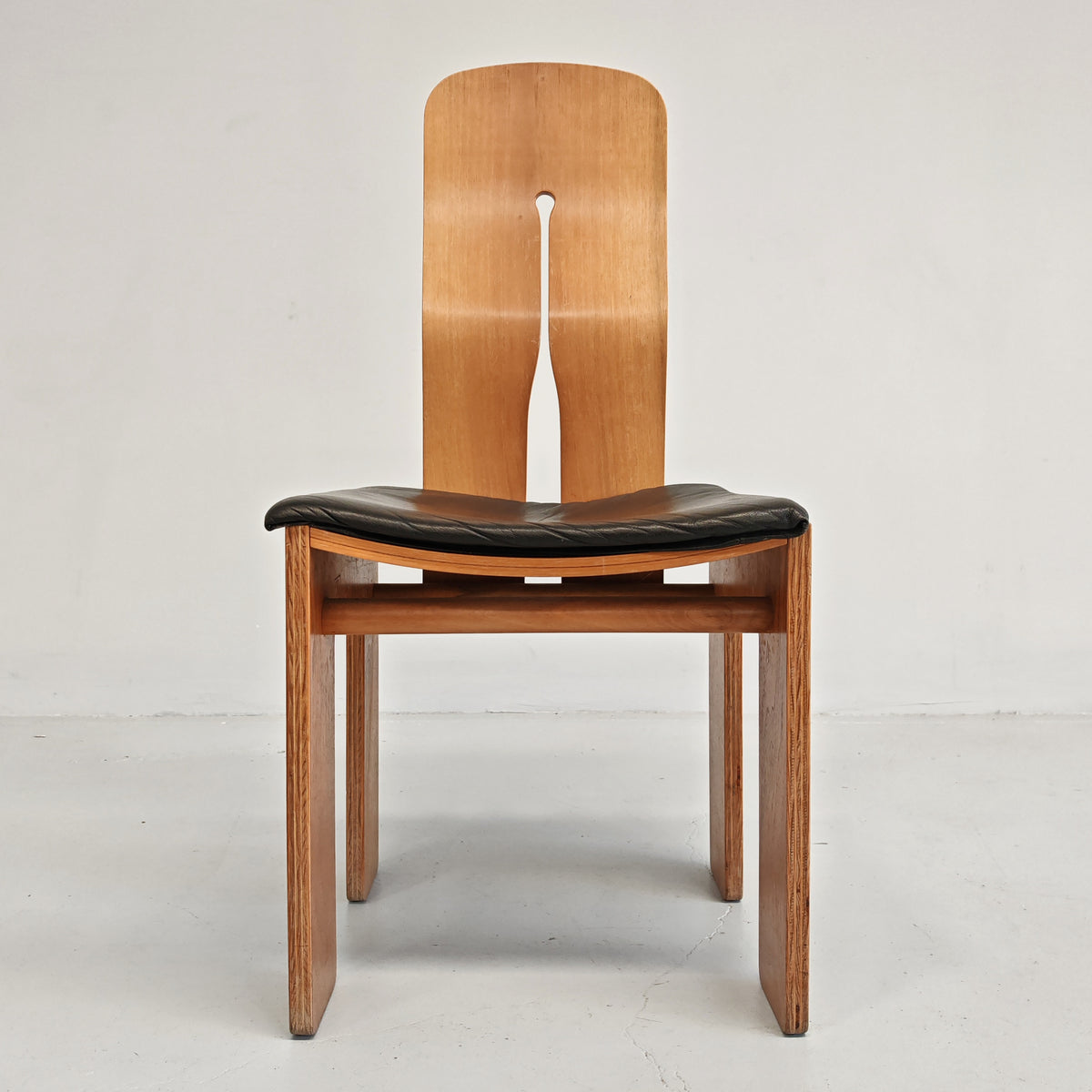 Sedia in noce e pelle nera modello 765 Carlo scarpa per Bernini anni 70