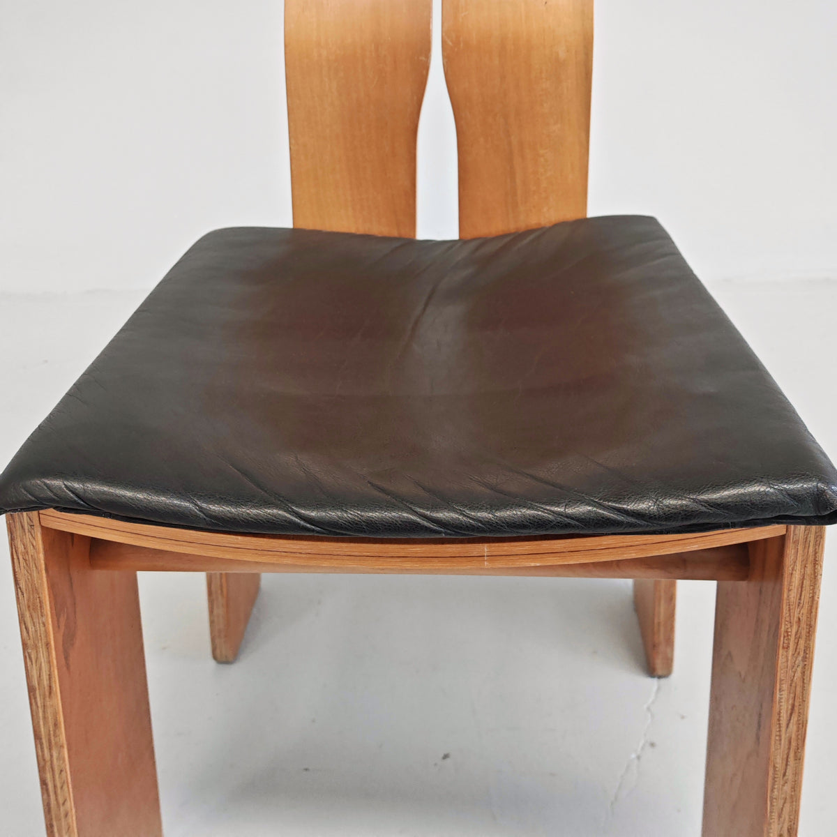 Sedia in noce e pelle nera modello 765 Carlo scarpa per Bernini anni 70