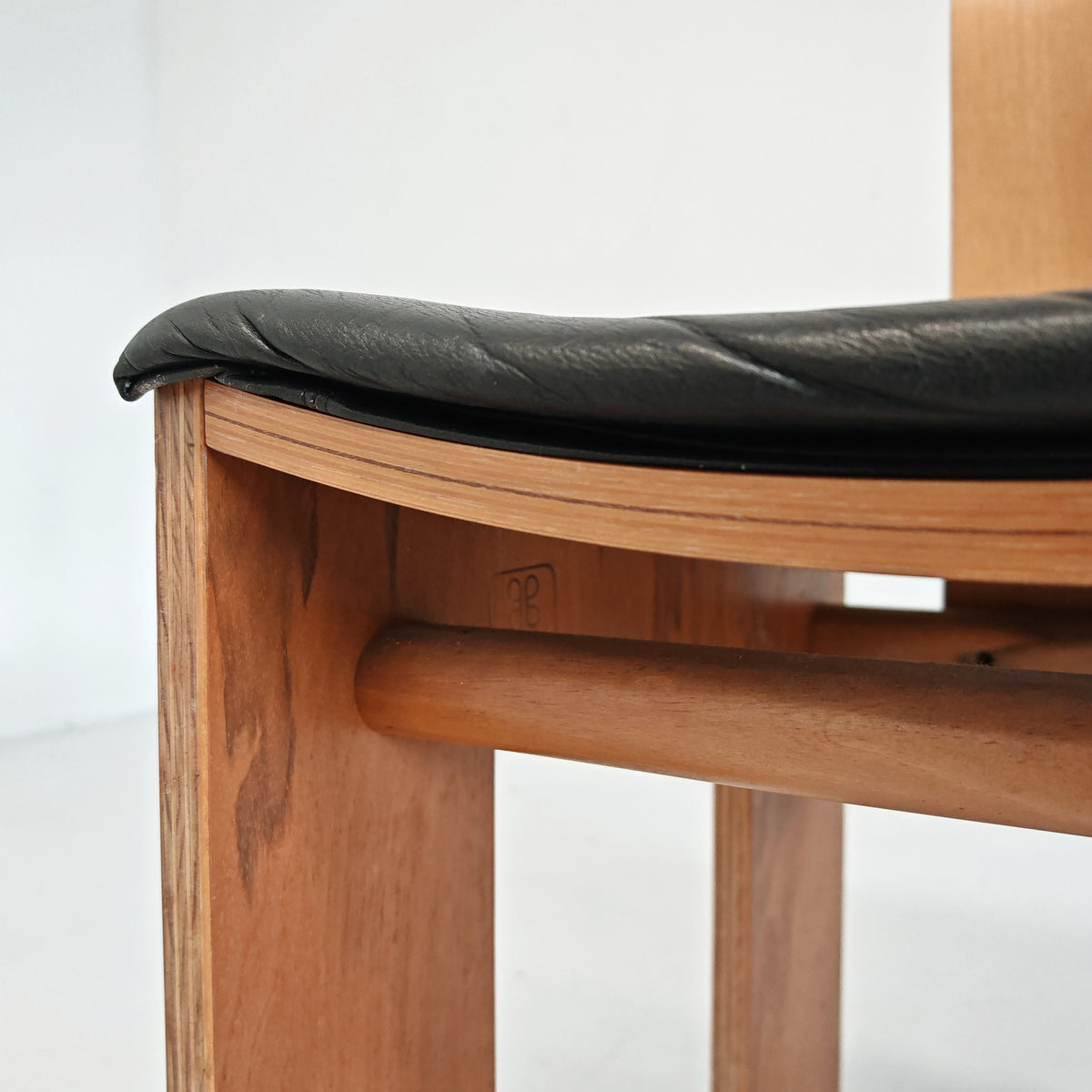 Sedia in noce e pelle nera modello 765 Carlo scarpa per Bernini anni 70
