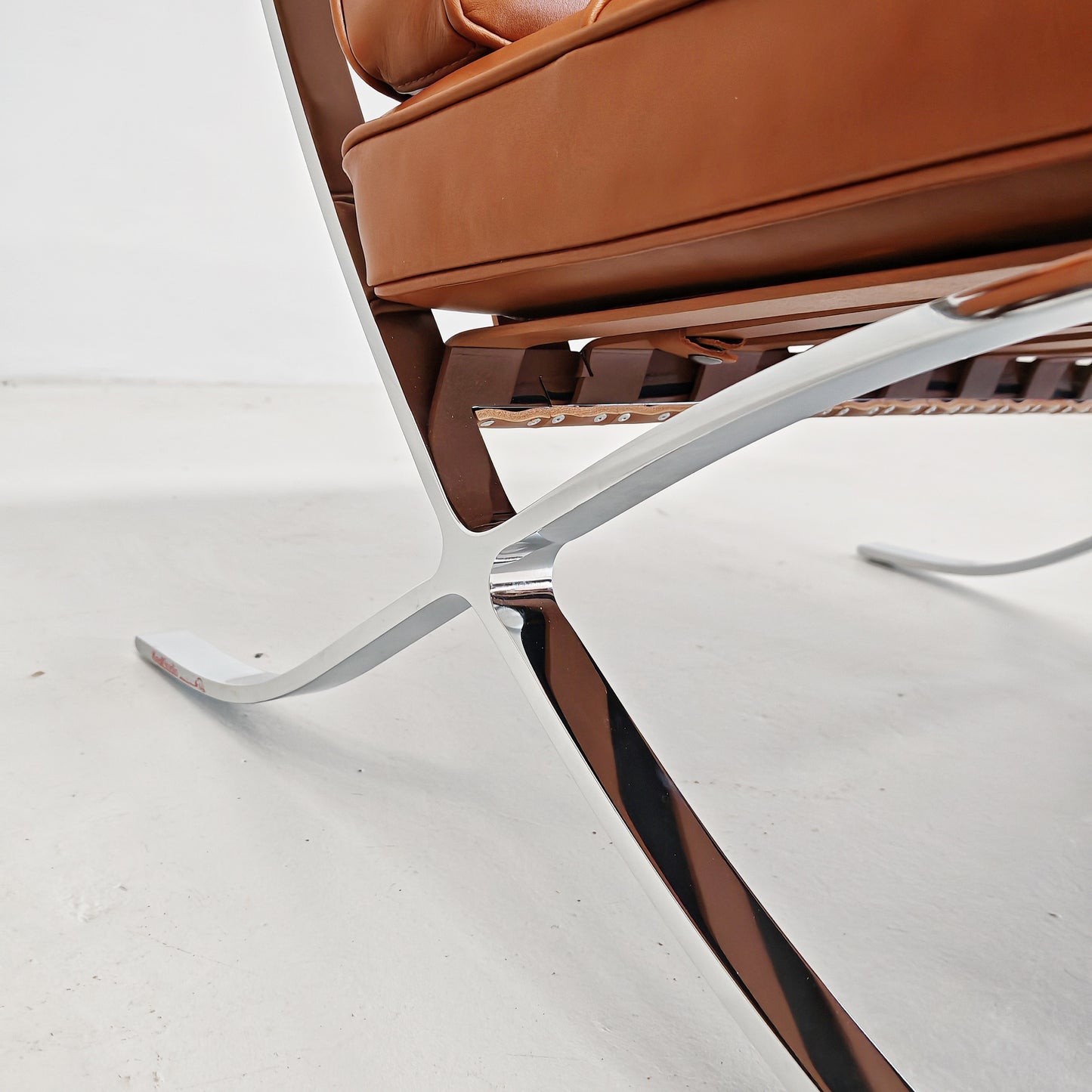Coppia di ICONICHE POLTRONE IN PELLE COGNAC Tabacco Poltrone Barcelona Ludwig Mies van der Rohe per Knoll