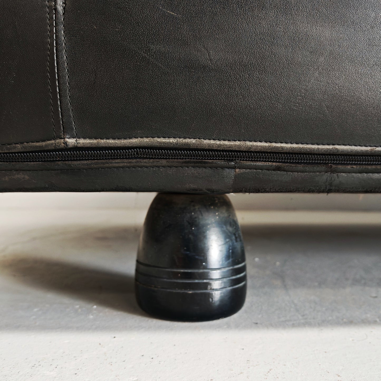 Divano pelle nera Franco Poli per Bernini anni 80