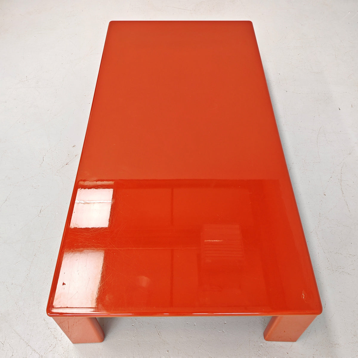 Table basse rectangulaire laquée rouge/orange Ming de K. Takahama pour Simon Gavina, années 70