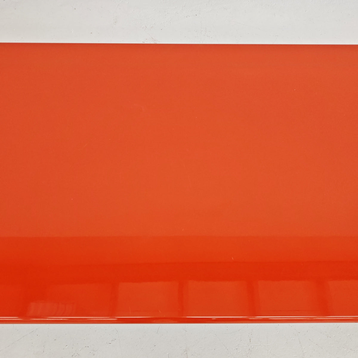 Table basse rectangulaire laquée rouge/orange Ming de K. Takahama pour Simon Gavina, années 70