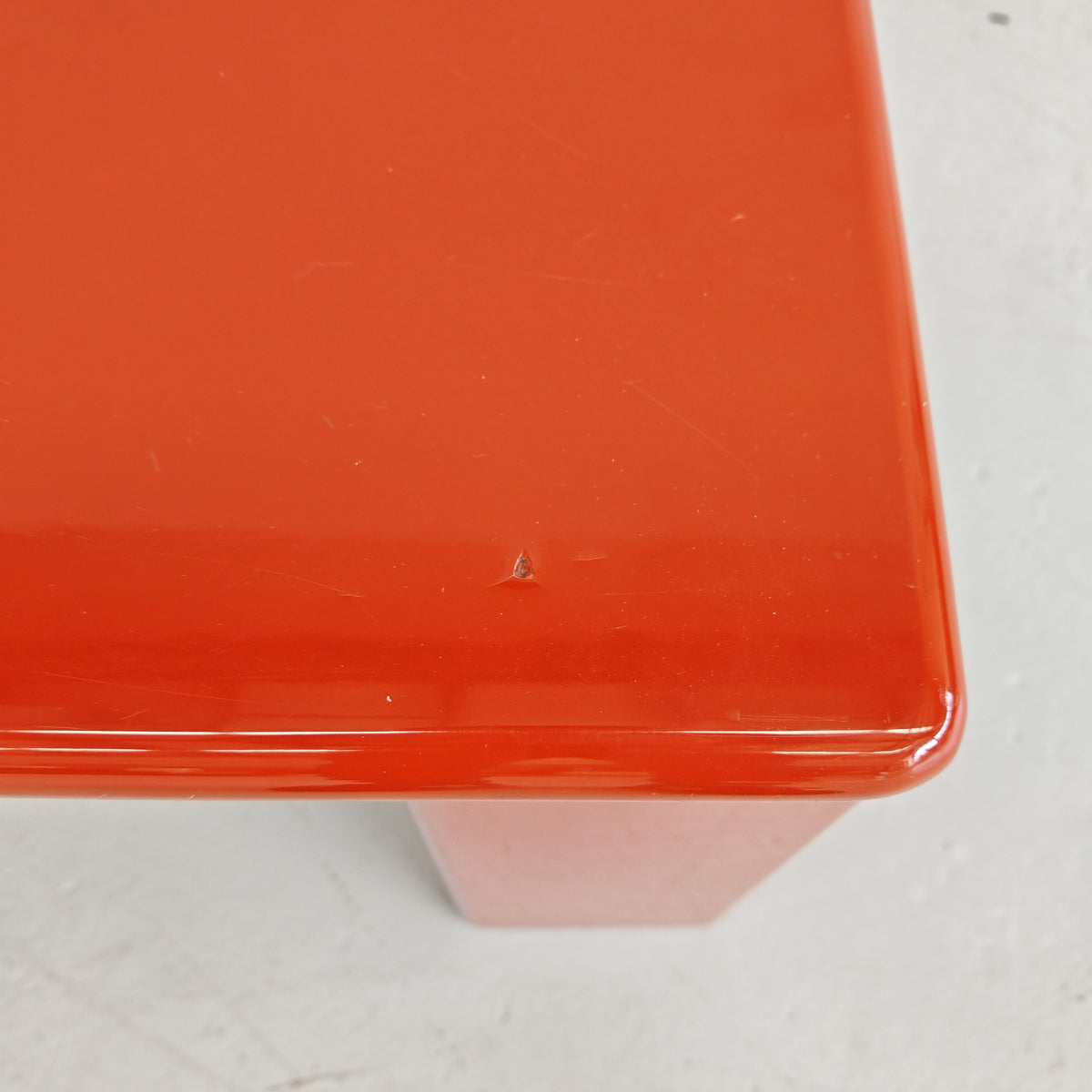 Table basse rectangulaire laquée rouge/orange Ming de K. Takahama pour Simon Gavina, années 70