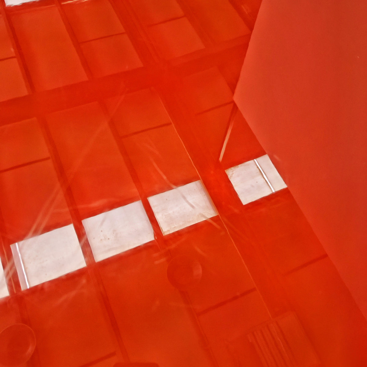 Table basse rectangulaire laquée rouge/orange Ming de K. Takahama pour Simon Gavina, années 70