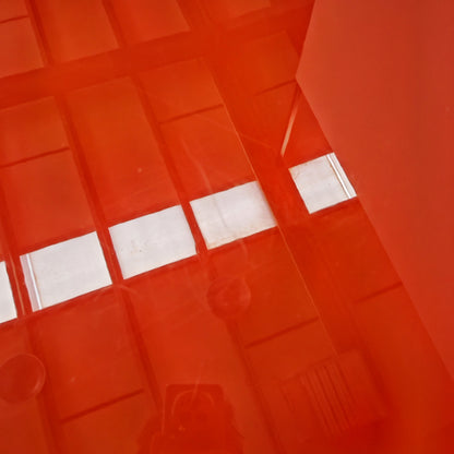 Table basse rectangulaire laquée rouge/orange Ming de K. Takahama pour Simon Gavina, années 70