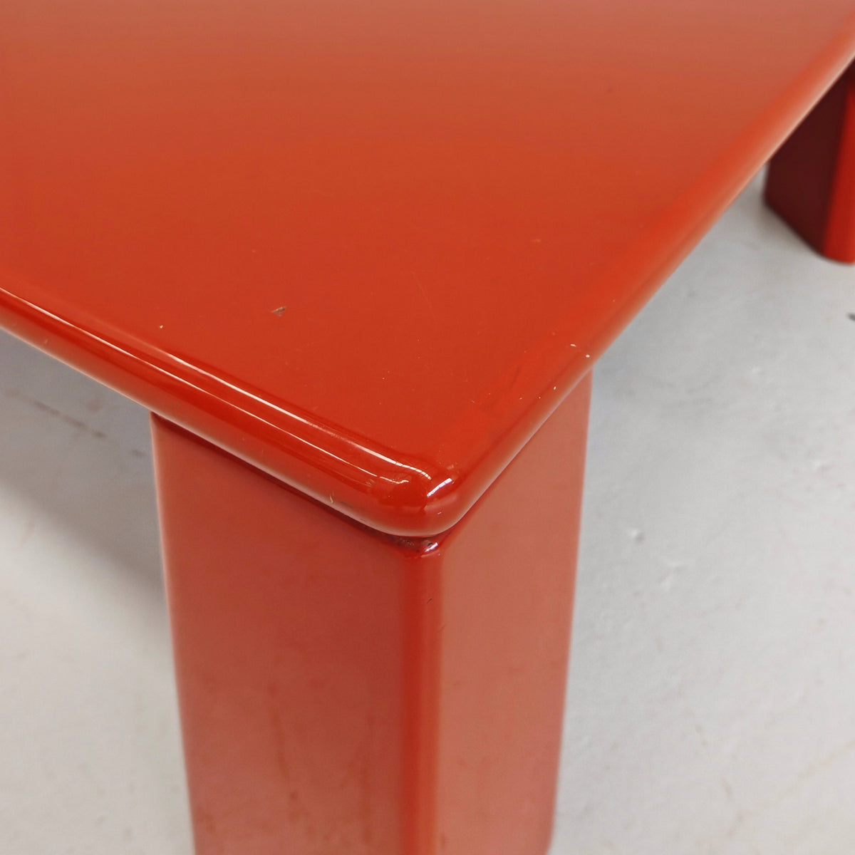 Table basse rectangulaire laquée rouge/orange Ming de K. Takahama pour Simon Gavina, années 70