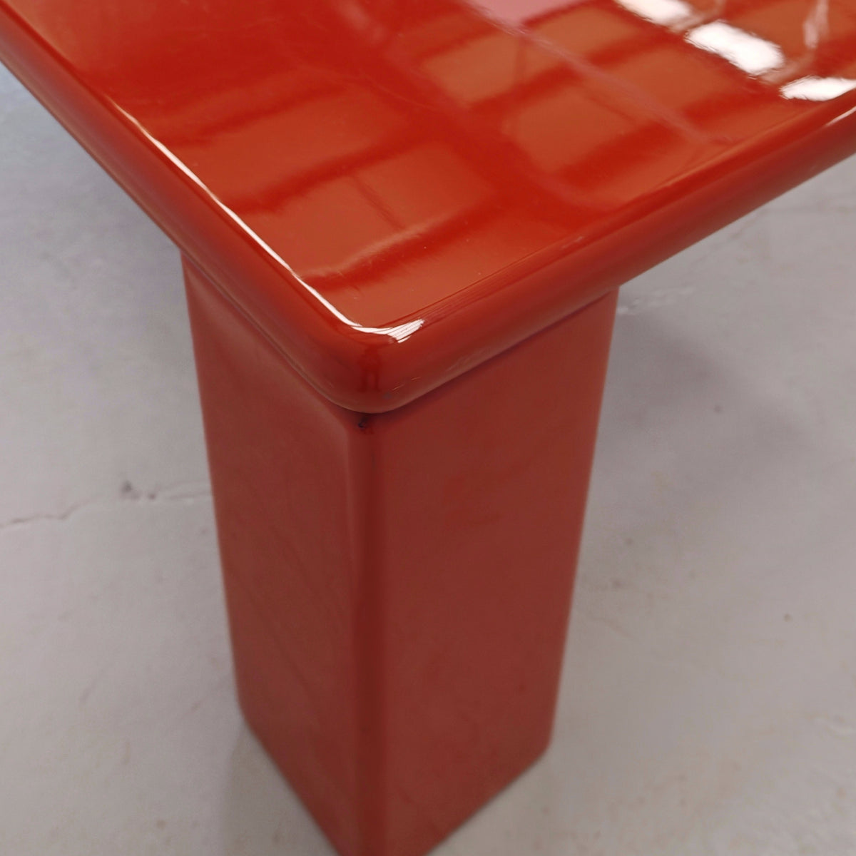 Table basse rectangulaire laquée rouge/orange Ming de K. Takahama pour Simon Gavina, années 70