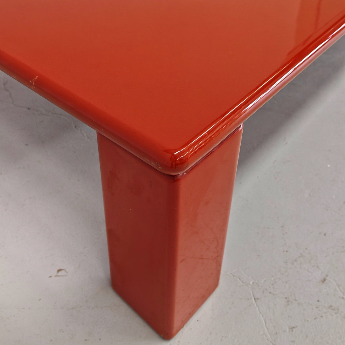 Table basse rectangulaire laquée rouge/orange Ming de K. Takahama pour Simon Gavina, années 70