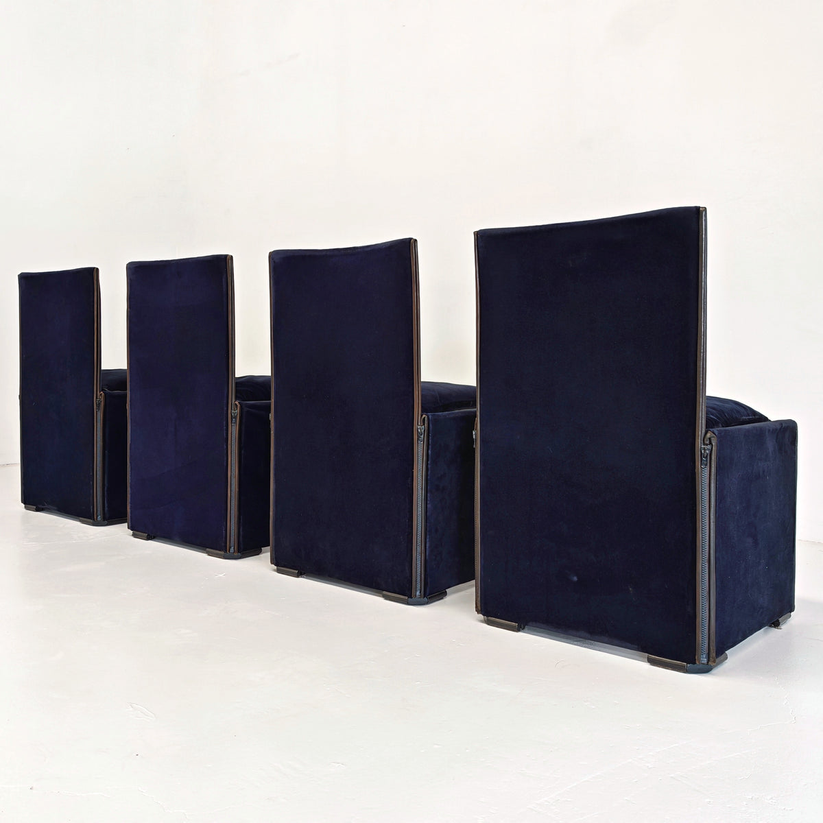 Set di 4 Sedie in velluto blu modello 401 "Break" Mario Bellini per Cassina  anni '80