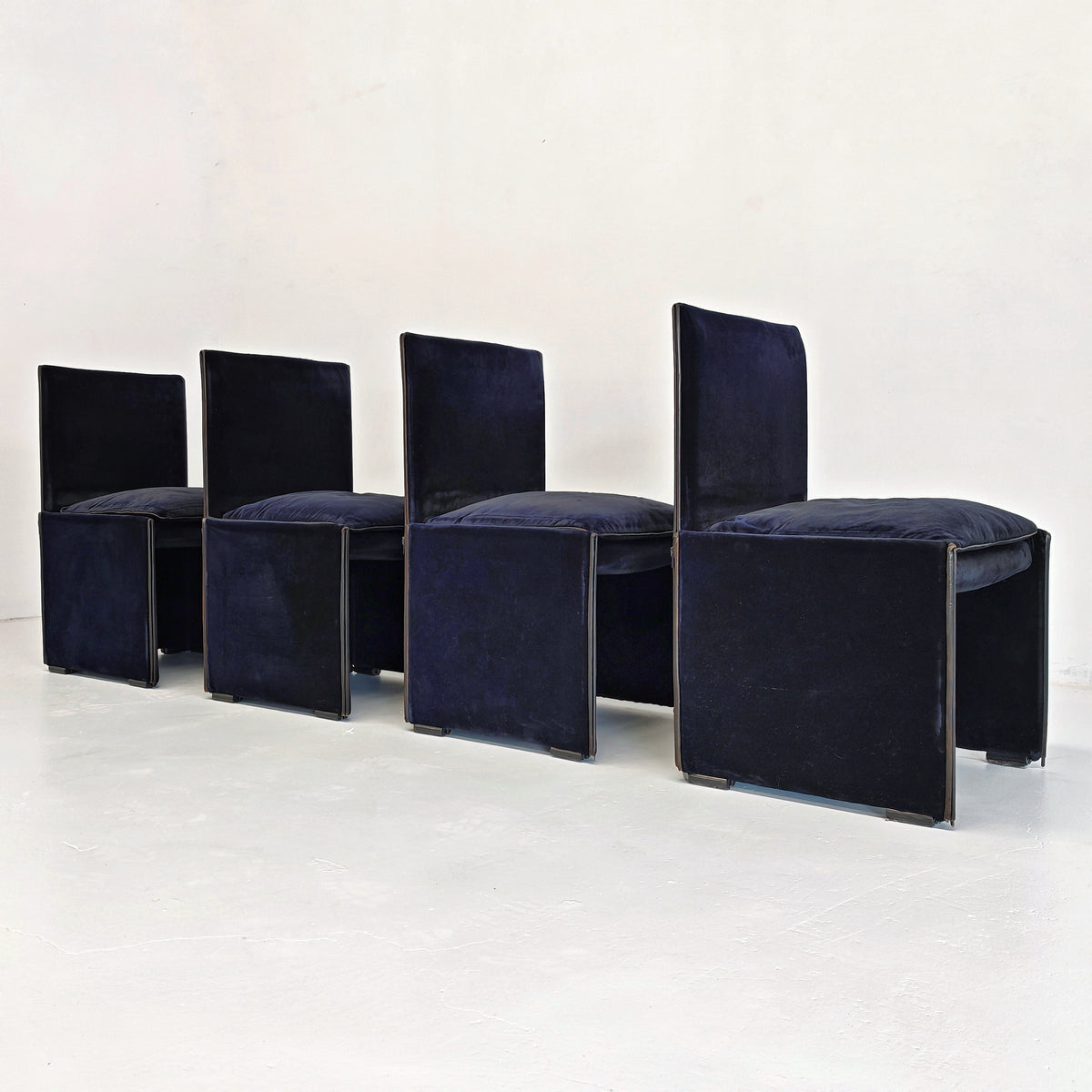 Set di 4 Sedie in velluto blu modello 401 "Break" Mario Bellini per Cassina  anni '80