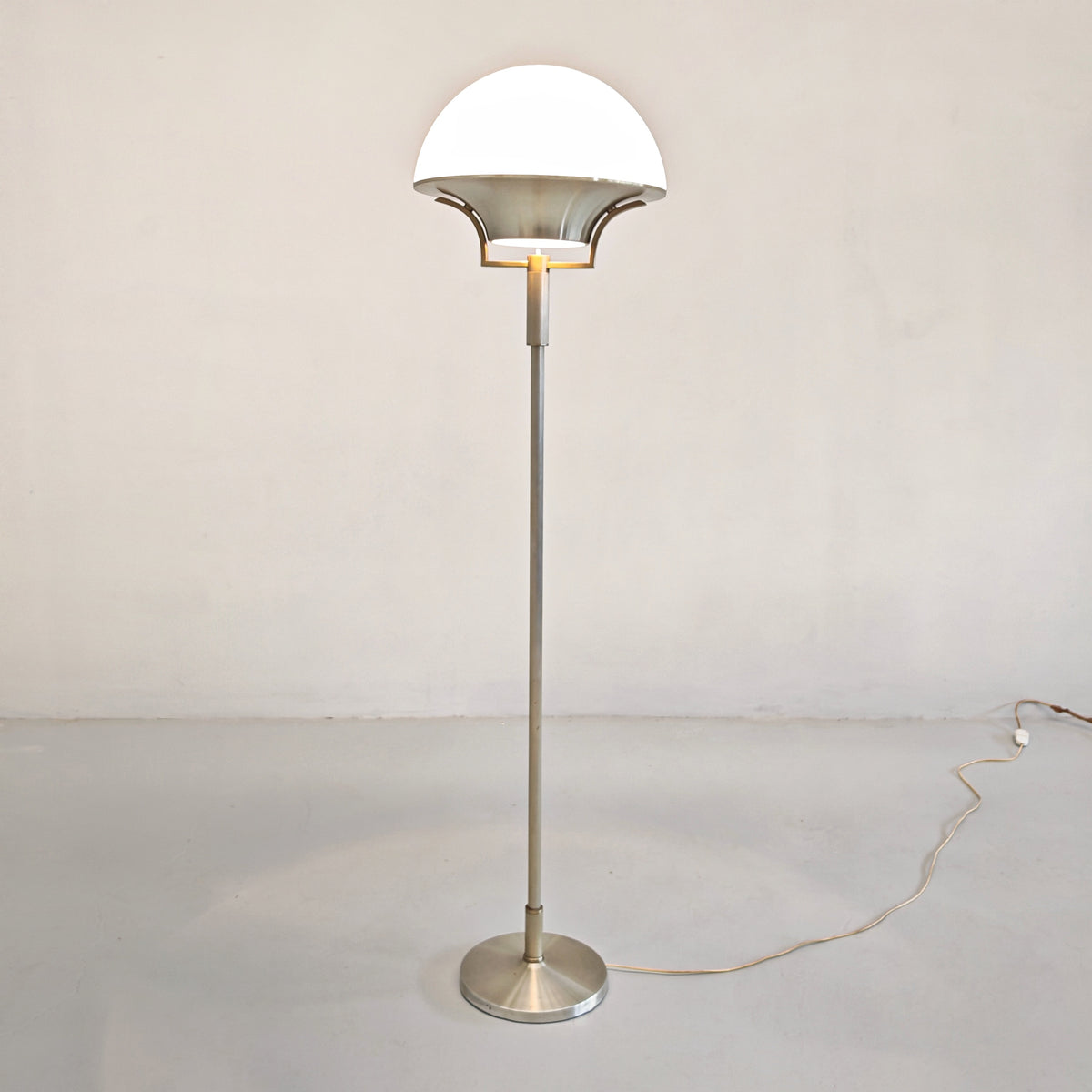 Lampada da terra vintage in vetro bianco anni 60