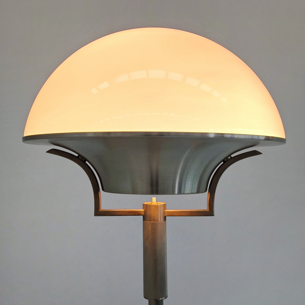 Lampada da terra vintage in vetro bianco anni 60