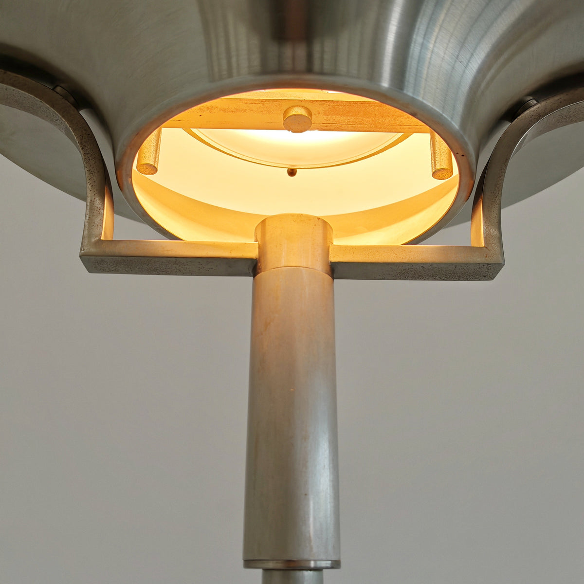 Lampada da terra vintage in vetro bianco anni 60
