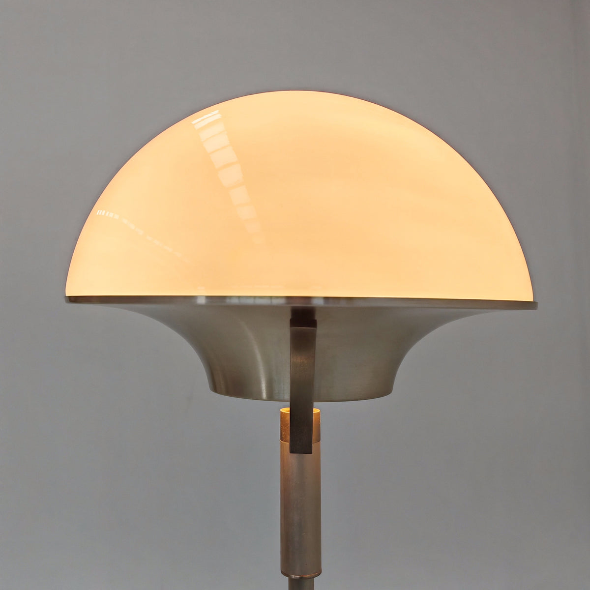 Lampada da terra vintage in vetro bianco anni 60