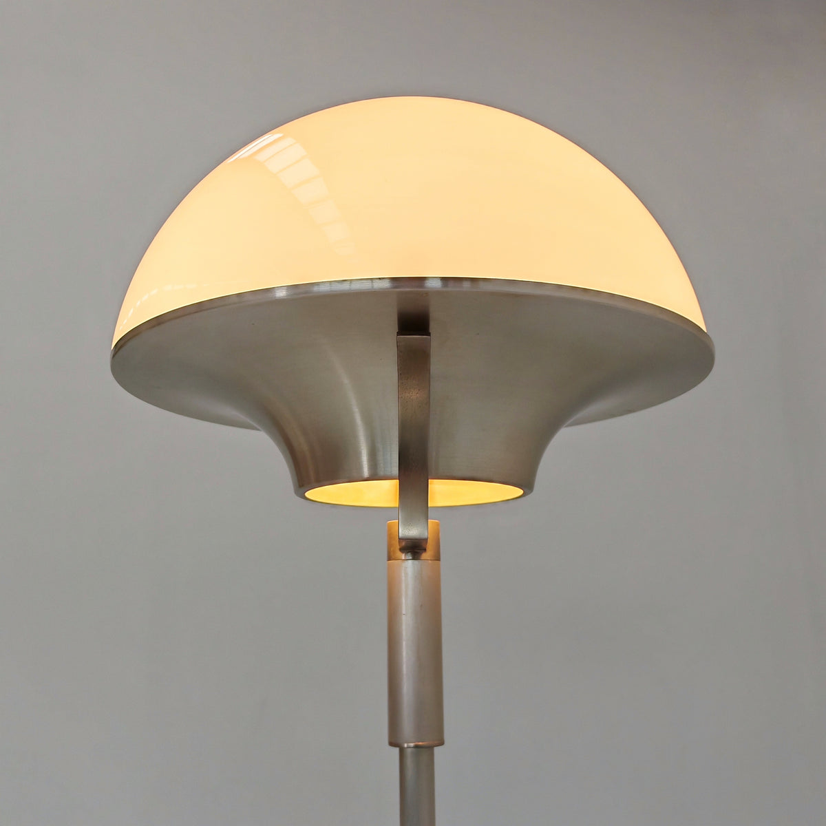 Lampada da terra vintage in vetro bianco anni 60