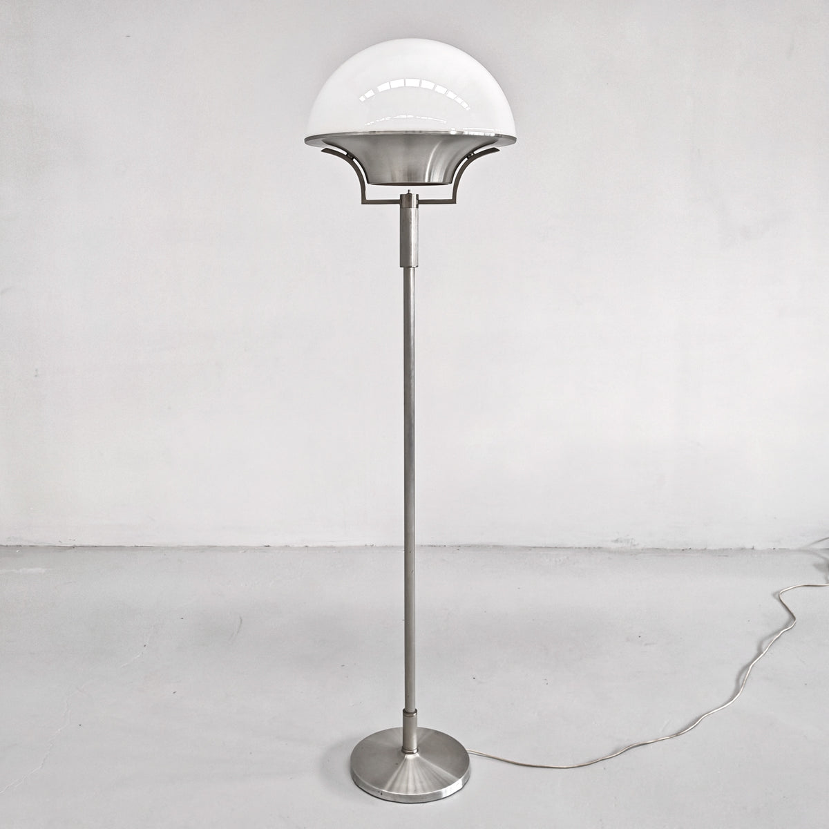 Lampada da terra vintage in vetro bianco anni 60