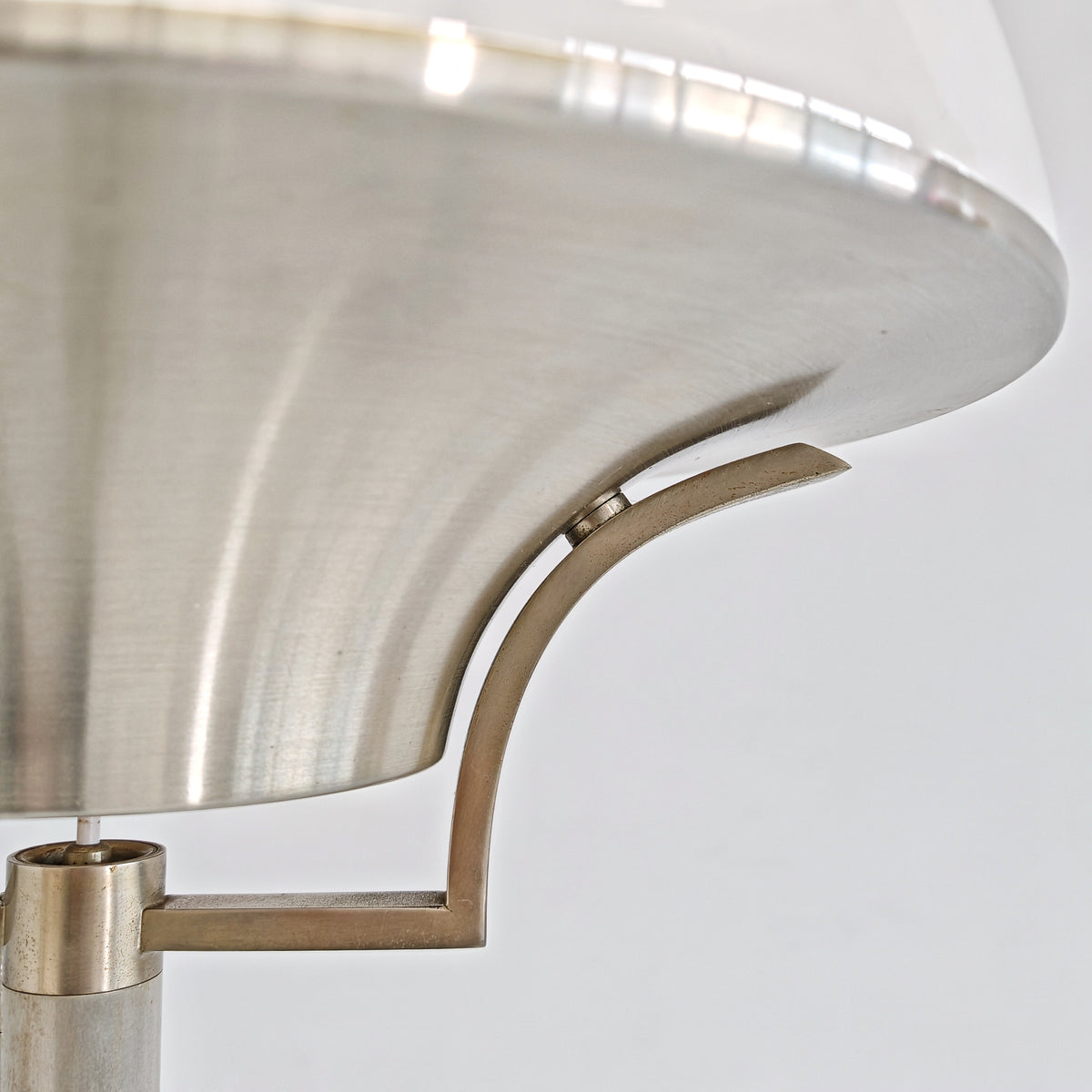 Lampada da terra vintage in vetro bianco anni 60