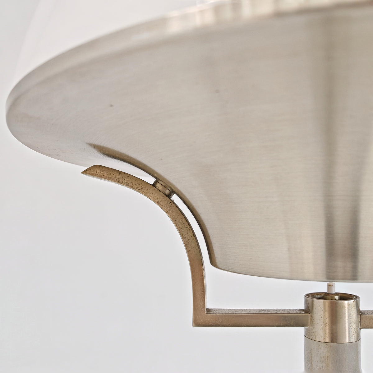 Lampada da terra vintage in vetro bianco anni 60