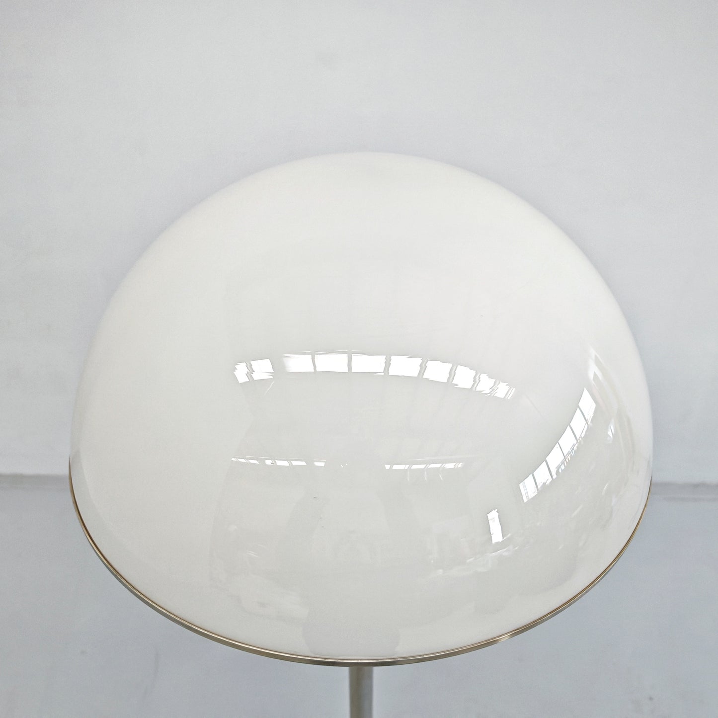 Lampada da terra vintage in vetro bianco anni 60