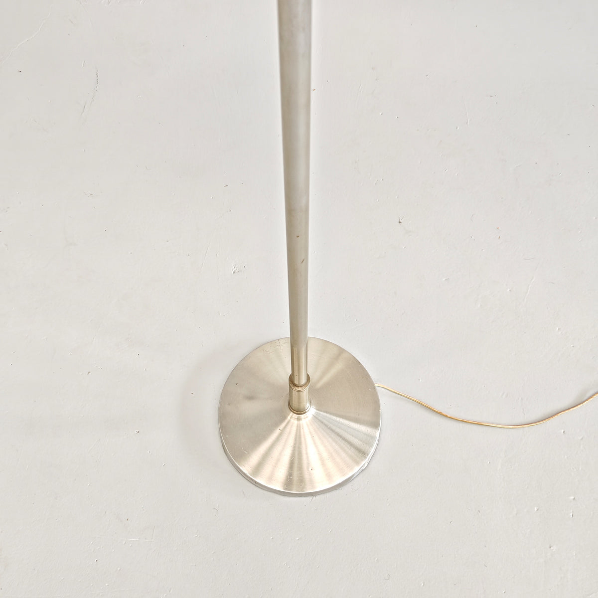 Lampada da terra vintage in vetro bianco anni 60
