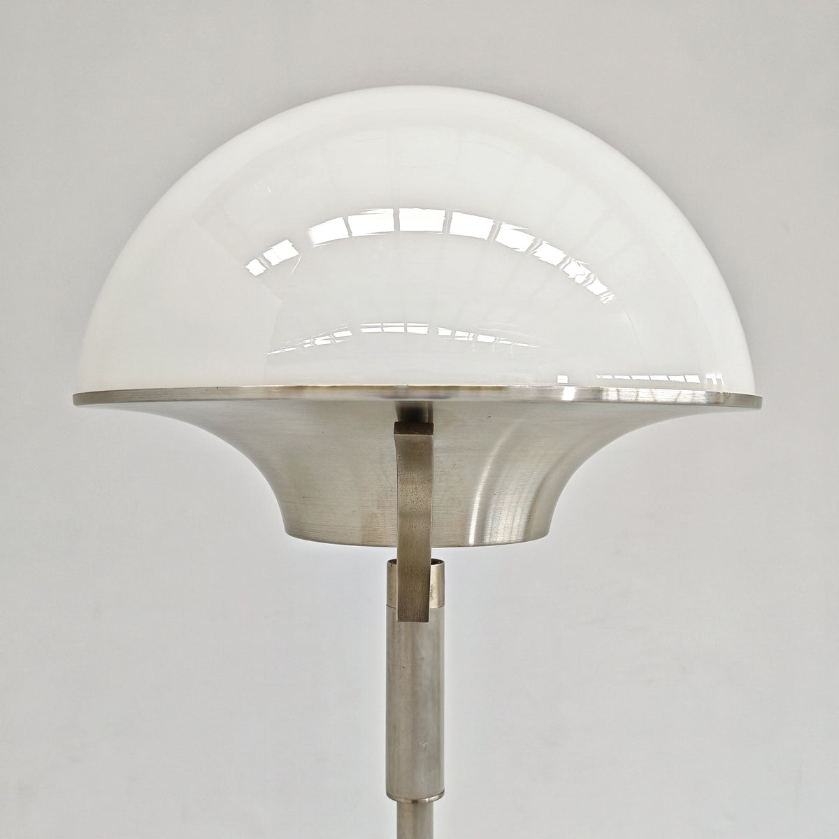 Lampada da terra vintage in vetro bianco anni 60