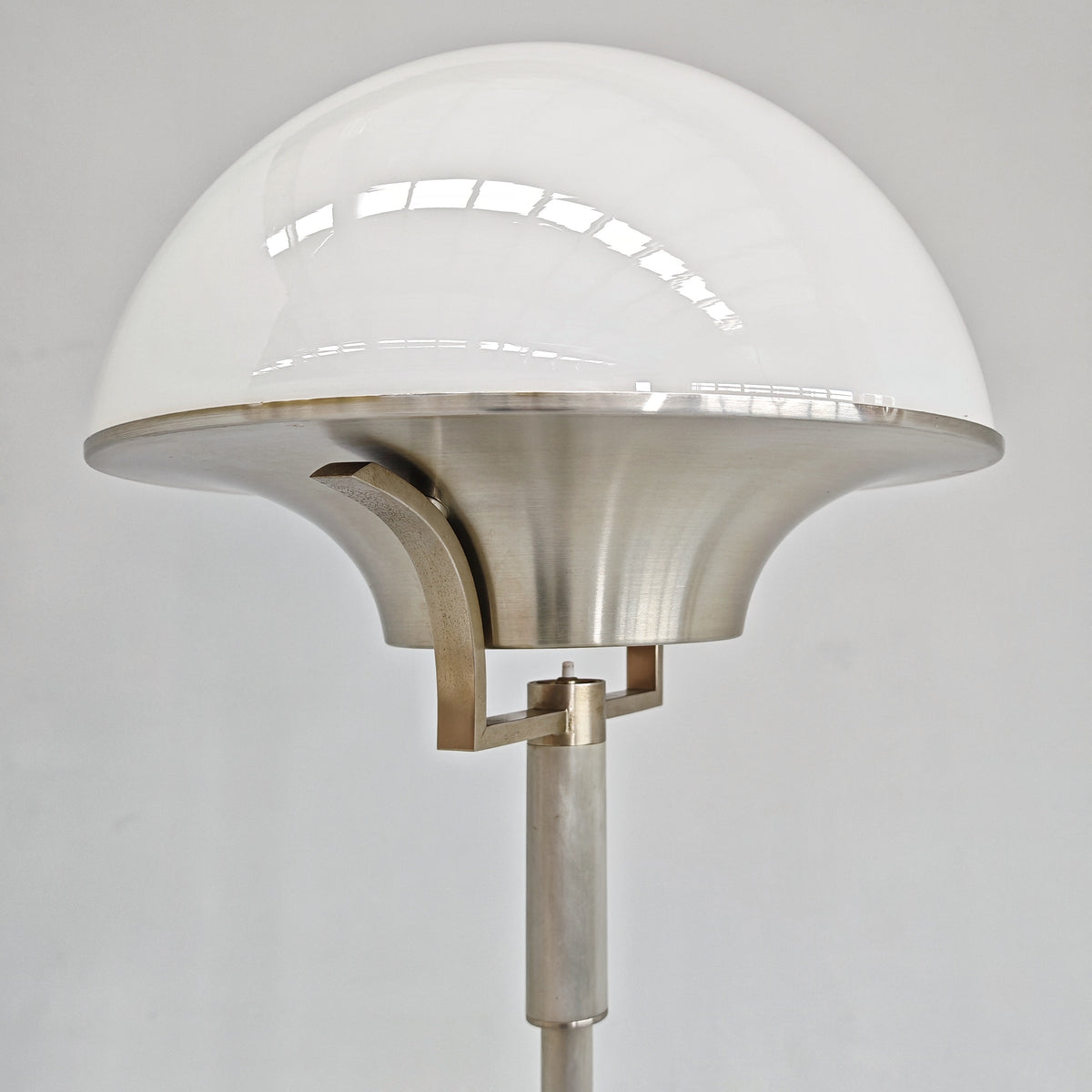 Lampada da terra vintage in vetro bianco anni 60
