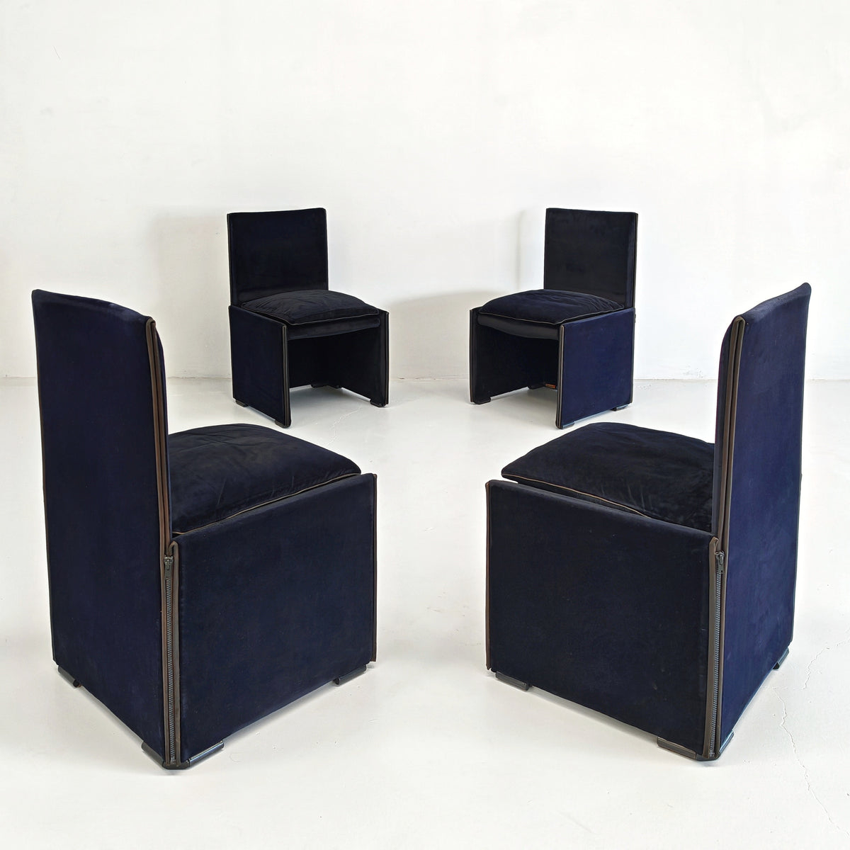 Set di 4 Sedie in velluto blu modello 401 "Break" Mario Bellini per Cassina  anni '80